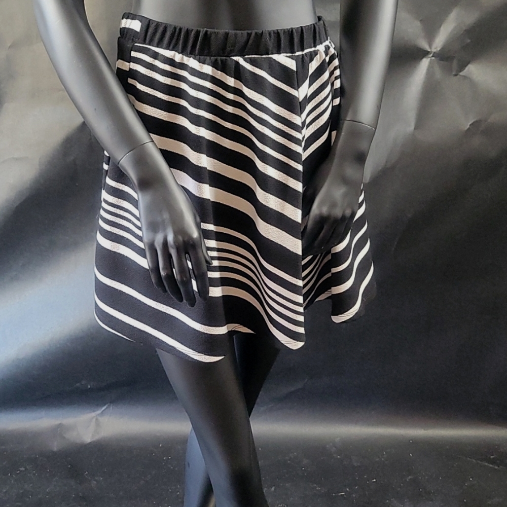 Forever 21 medium black and white midi elastic skirt